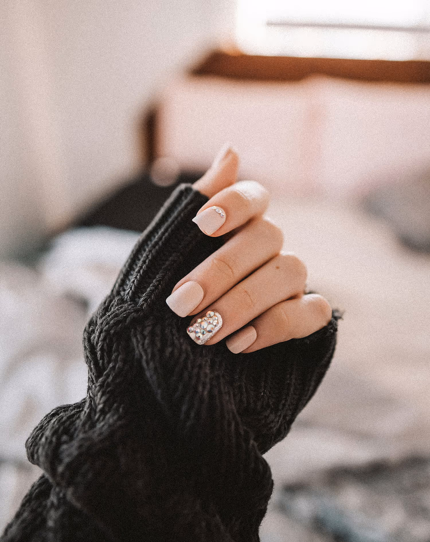 Manos con manicura nude y pedrería — La Esmaltería a domicilio Las Palmas