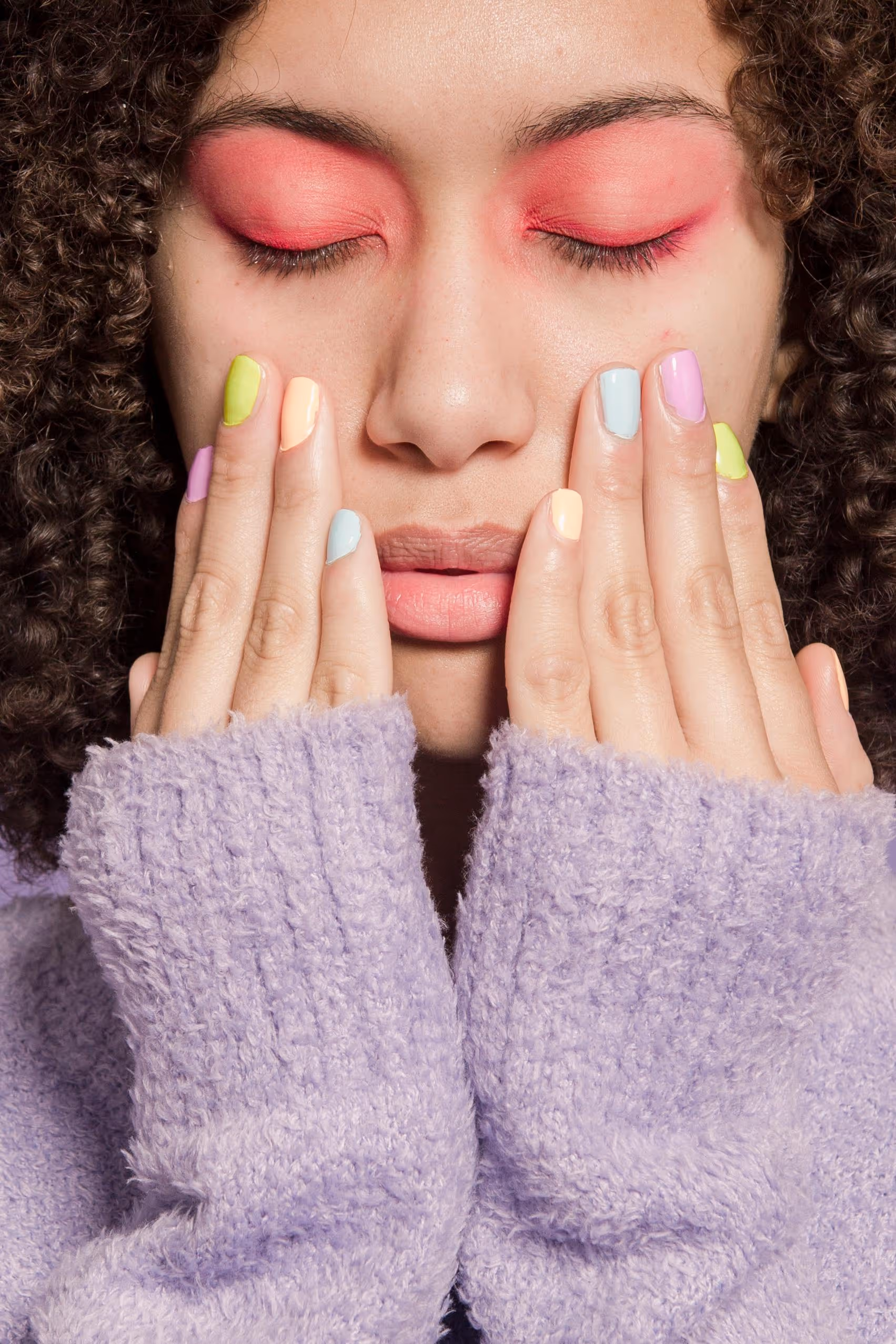 Uñas en tono pastel — manicura semipermanente a domicilio en Las Palmas
