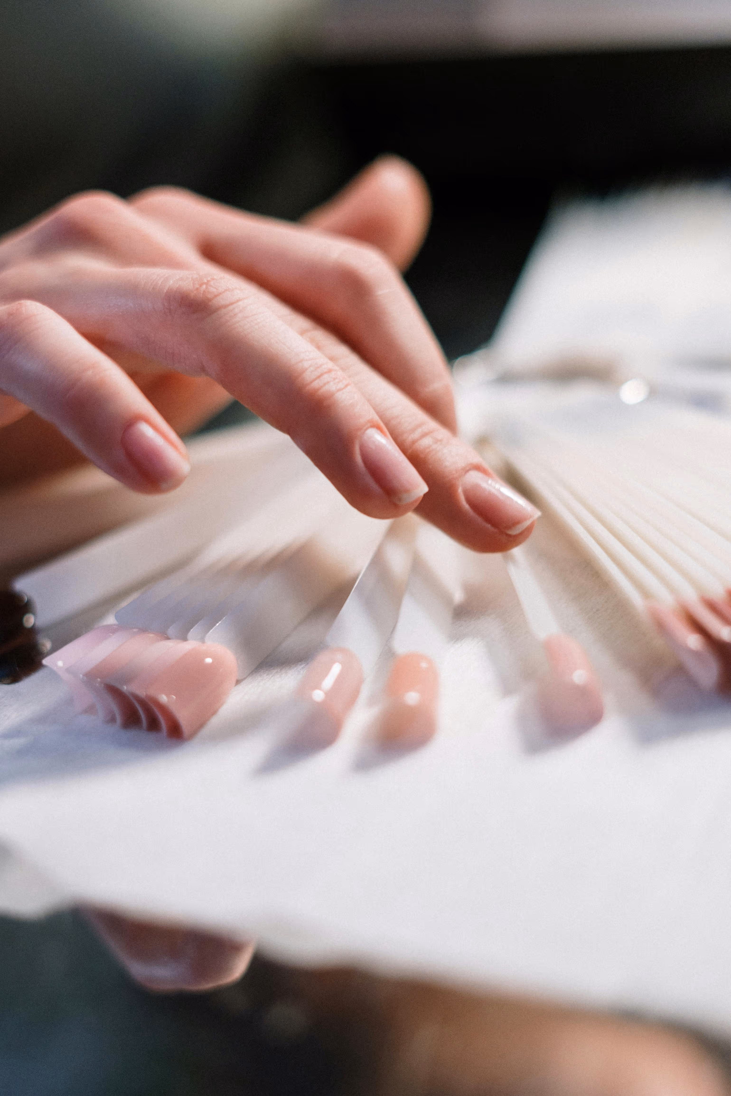 Nail artist seleccionando esmaltes de manicura a domicilio en Las Palmas